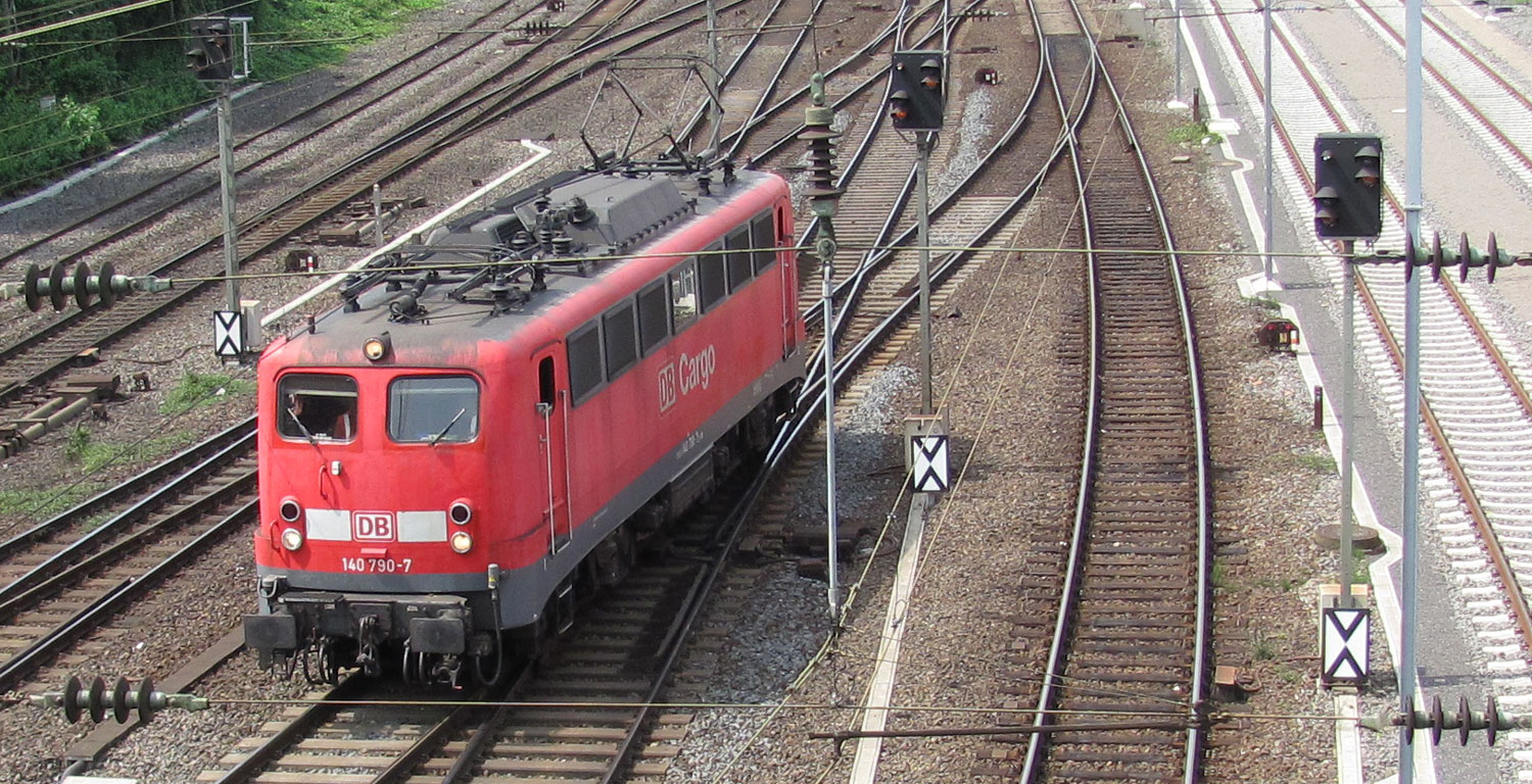 Bahntrasse mit Elektrolokomotive