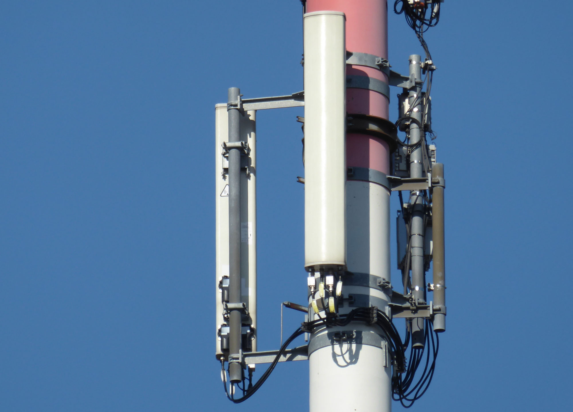 Nahaufnahme einer Mobilfunkantenne